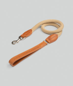 Natürliche runde Hundeleine aus Seil mit cognacfarbenem Leder